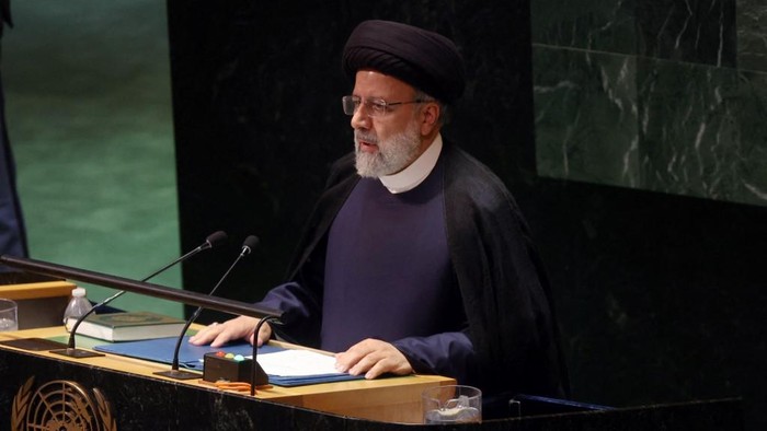 NEW YORK, NEW YORK - SEPTEMBER 19: Irans President Ebrahim Raisi walks to the podium to address world leaders during the United Nations (UN) General Assembly on September 19, 2023 in New York City. Israels Ambassador to the U.N. Gilad Erdan held up a sign stating Iranian Women Deserve Freedom Now and walked along the floor seconds after Raisi entered. Dignitaries and their delegations from across the globe have descended on New York for the annual event. This year marks the 78th session of the General Debate at the UN Headquarters and will focus on the crisis of global warming.   Spencer Platt/Getty Images/AFP (Photo by SPENCER PLATT / GETTY IMAGES NORTH AMERICA / Getty Images via AFP)