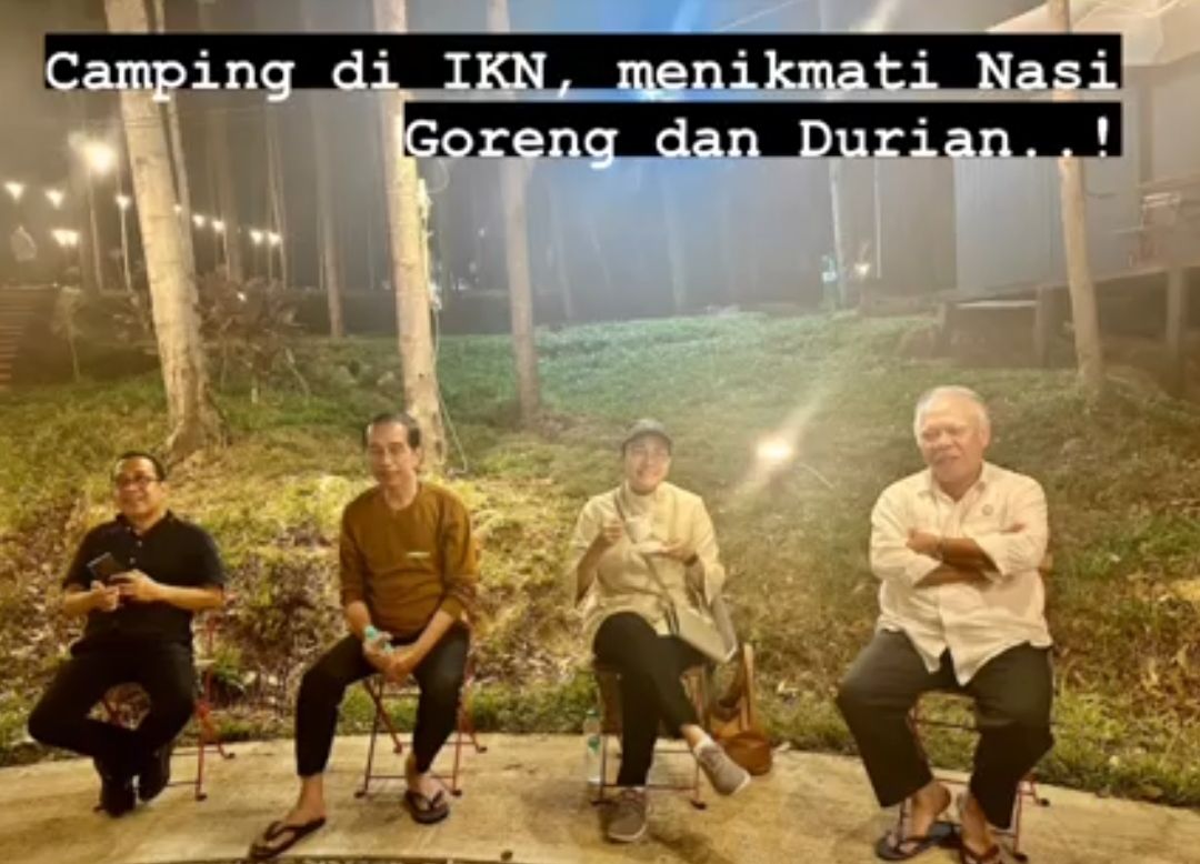 Presiden Joko Widodo (kiri) serta Menteri Keuangan Sri Mulyani, dan Menteri PUPR Basuki Hadimuljono berkemah di IKN sambil menikmati nasi goreng dan buah durian. (Tangkapan Layar Instagram @smindrawati)