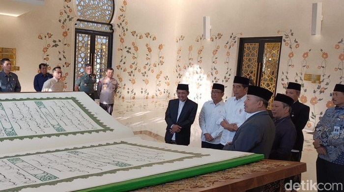 Presiden Joko Widodo menyerahkan Mushaf berukuran 3X2 meter di Masjid Raya Sheikh Zayed Solo, Kamis (21/9)