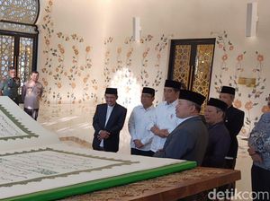 Jokowi Beri Al-Quran Ukuran Raksasa untuk Masjid Zayed Solo