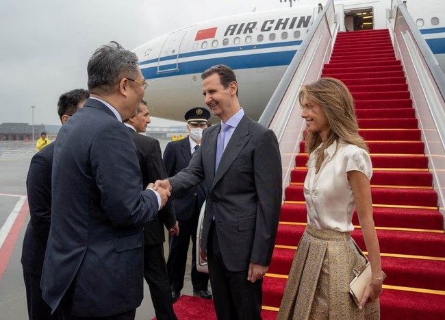 Asma al-Assad, istri dari Presiden Suriah Bashar al-Assad, pernah dipandang sebagai simbol modernitas dan reformasi di Timur Tengah. Namun, seiring berjalannya waktu, citra tersebut berubah drastis menjadi simbol kemewahan yang tidak sejalan dengan penderitaan rakyat Suriah.  Foto: Syrian Presidency/Handout via Reuters
