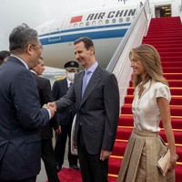 Asma al-Assad, istri dari Presiden Suriah Bashar al-Assad, pernah dipandang sebagai simbol modernitas dan reformasi di Timur Tengah. Namun, seiring berjalannya waktu, citra tersebut berubah drastis menjadi simbol kemewahan yang tidak sejalan dengan penderitaan rakyat Suriah.  Foto: Syrian Presidency/Handout via Reuters