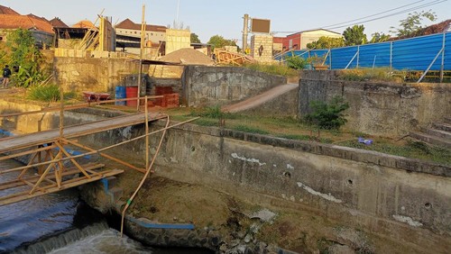 Para pekerja mulai bangun pondasi patung untuk kelengkapan Taman Delta, Dalung, Badung, dipotret Rabu (20/9/2023).