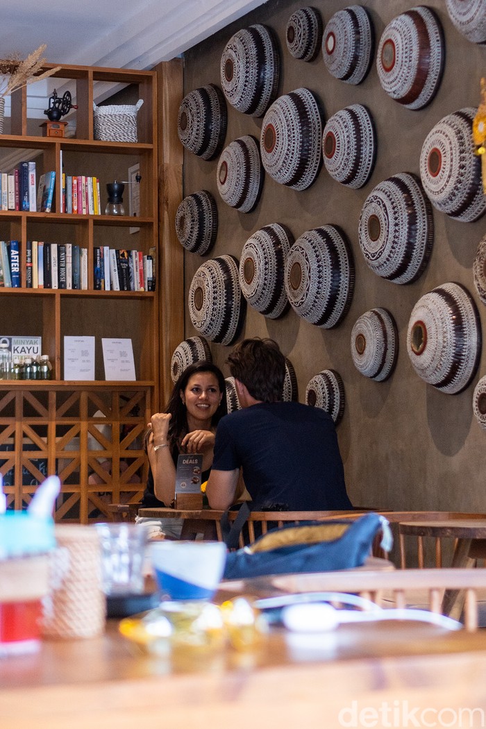 Pukako Bisma, Coffee Shop Mungil dengan Interior Instagramable Jika traveler sedang berada di Ubud, sepertinya tidak boleh melewatkan untuk bersantai dan nongkrong asyik di coffee shop ini. Pukako Bisma namanya.