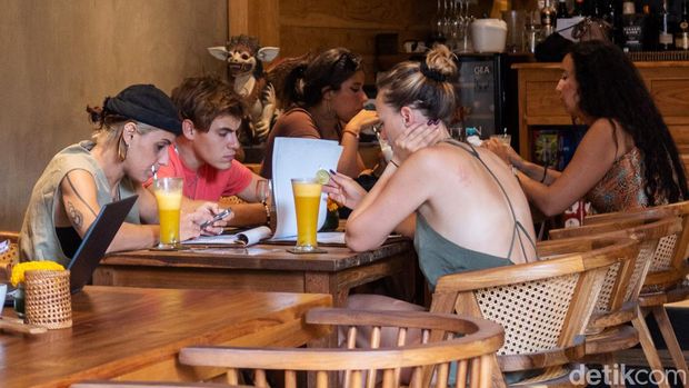 Jika traveler sedang berada di Ubud, sepertinya tidak boleh melewatkan untuk bersantai dan nongkrong asyik di coffee shop ini. Pukako Bisma namanya.