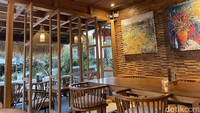 Masuk ke dalam bangunan, traveler akan disambut dengan beberapa ornamen dan dekorasi yang terlihat estetik. Lukisan yang tergantung indah di tembok serta rak buku yang ditata rapi.   