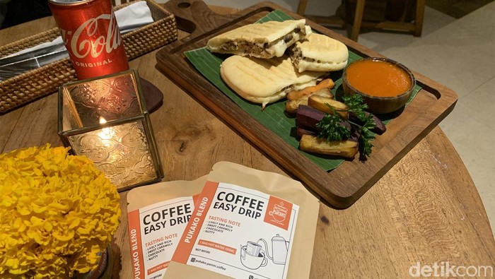 Pukako Bisma, Coffee Shop Mungil dengan Interior Instagramable Jika traveler sedang berada di Ubud, sepertinya tidak boleh melewatkan untuk bersantai dan nongkrong asyik di coffee shop ini. Pukako Bisma namanya.