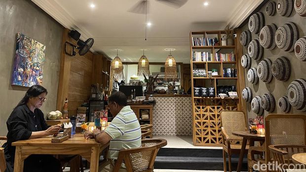 Jika traveler sedang berada di Ubud, sepertinya tidak boleh melewatkan untuk bersantai dan nongkrong asyik di coffee shop ini. Pukako Bisma namanya.
