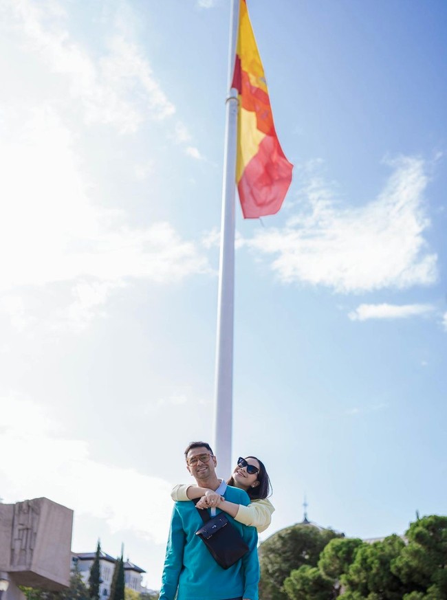 Tak mengajak serta kedua anaknya, Rafathar dan Rayyanza, pasangan yang sebentar lagi akan berulang tahun pernikahan ke-9 itu tampil romantis. Seperti dalam foto yang satu ini, saat Nagita tampak merangkul suaminya itu dari belakang. Foto: Instagram/@raffinagita1717