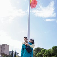 Tak mengajak serta kedua anaknya, Rafathar dan Rayyanza, pasangan yang sebentar lagi akan berulang tahun pernikahan ke-9 itu tampil romantis. Seperti dalam foto yang satu ini, saat Nagita tampak merangkul suaminya itu dari belakang. Foto: Instagram/@raffinagita1717