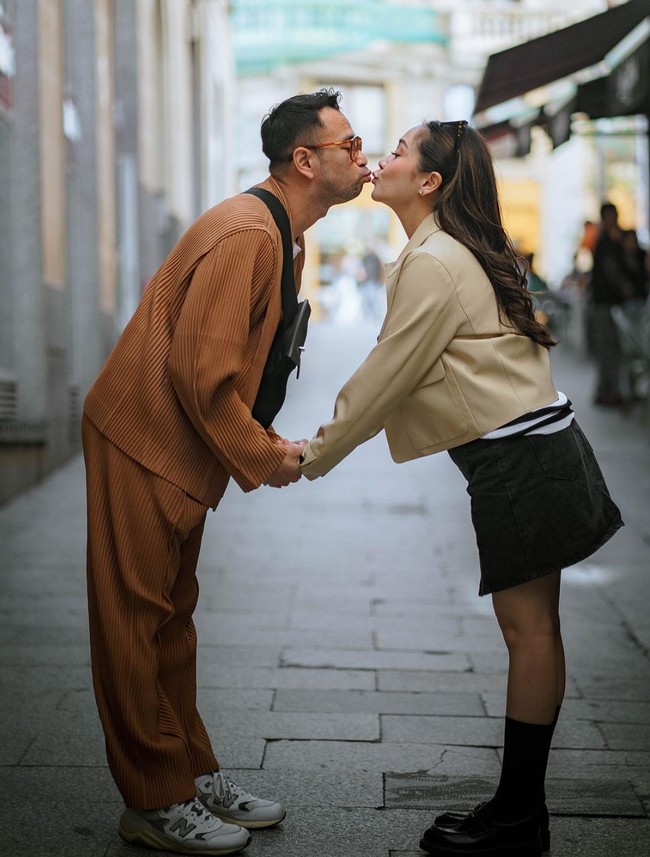 Melalui akun Instagramnya terlihat Raffi dan Nagita memamerkan pose-pose mesra mereka selama di Spanyol. Tanpa membawa anak, keduanya memang terlihat bak masih pacaran. Foto: Instagram/@raffinagita1717