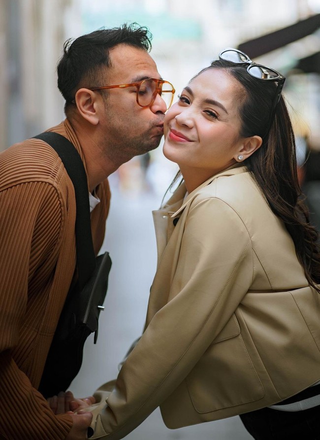 Pasangan yang resmi menikah pada 17 Oktober 2014 itu memang kerap tampil kompak dan mesra. Foto-foto kemesraan keduanya pun tak jarang berhasil bikin netizen ikut baper. Foto: Instagram/@raffinagita1717