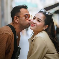 Pasangan yang resmi menikah pada 17 Oktober 2014 itu memang kerap tampil kompak dan mesra. Foto-foto kemesraan keduanya pun tak jarang berhasil bikin netizen ikut baper. Foto: Instagram/@raffinagita1717