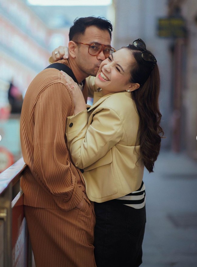 Penampilan Raffi dan Nagita selama di Spanyol juga selalu terlihat santai namun tetap stylish. Tampak Raffi mengenakan setelan berwarna coklat, sementara Nagita memadukan rok pendek hitam dengan kaos bergaris dan jaket kuning. Foto: Instagram/@raffinagita1717