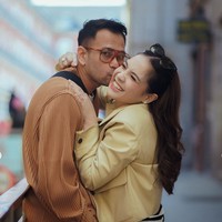 Penampilan Raffi dan Nagita selama di Spanyol juga selalu terlihat santai namun tetap stylish. Tampak Raffi mengenakan setelan berwarna coklat, sementara Nagita memadukan rok pendek hitam dengan kaos bergaris dan jaket kuning. Foto: Instagram/@raffinagita1717