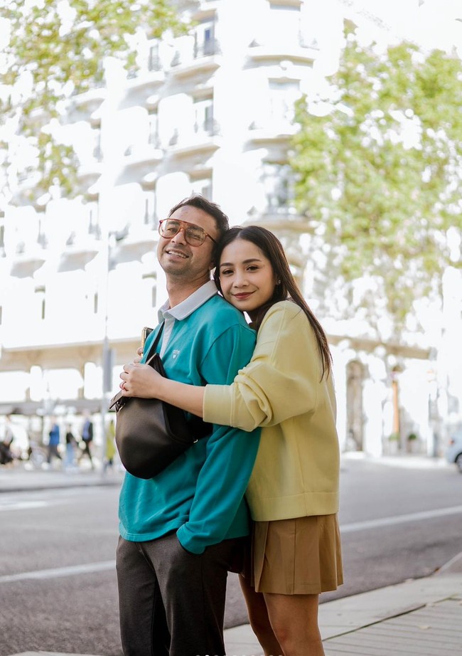 Raffi Ahmad dan Nagita Slavina terlihat kembali liburan ke luar negeri. Kali ini keduanya memilih berkunjung ke Spanyol. Foto: Instagram/@raffinagita1717