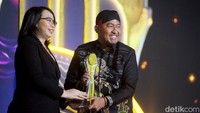 Cak Fauzi hadir dalam acara detikcom Awards 2023 di Hotel Westin Jakarta, Kamis (21/9/2023). Dengan batik bermotif wayang beserta blangkonnya, dia menerima penghargaan ini.