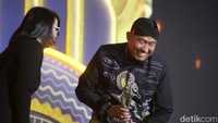 Sebelum keluar Inpres tersebut, Bupati Sumenep Achmad Fauzi sudah menggunakan mobil listrik sebagai kendaraan dinas. Pemkab Sumenep di bawah kepemimpinan Cak Fauzi mendorong masyarakat secara perlahan beralih menggunakan kendaraan berbasis baterai. Upaya itu telah dimulai sejak 2021 lalu. Awalnya, warga Sumenep yang memakai motor listrik cuma lima orang, kini semakin banyak yang beralih ke kendaraan listrik.