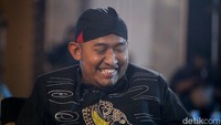 Tak cuma menjadi pendorong penggunaan kendaraan listrik kepada masyarakat, Cak Fauzi memberikan contoh dengan menggunakan kendaraan listrik di lingkungan pemerintah kabupaten. Cak Fauzi menyatakan lebih dulu menggunakan sepeda motor listrik. Setelah itu, Cak Fauzi mewajibkan aparatur sipil negara (ASN) juga menggunakan kendaraan ramah lingkungan. Cara tersebut dinilai Cak Fauzi agar bisa menjadi contoh sebelum mendorong masyarakat melakukan hal serupa.