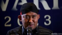 Cak Fauzi juga mengeluarkan Peraturan Bupati (Perbup) 87/2022 tentang penggunaan kendaraan motor listrik berbasis baterai sebagai kendaraan dinas Pemerintah Kabupaten Sumenep.