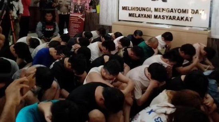 Ratusan warga negara China pelaku Love Scamming dideportasi.(Foto: Detik.com, Alamudin Hamapu)