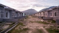 Warga beraktivitas di depan kawasan perumahan yang sedang dalam penyelesaian pembangunan di Kelurahan Palupi, Palu, Sulawesi Tengah, Rabu (20/9/2023). 