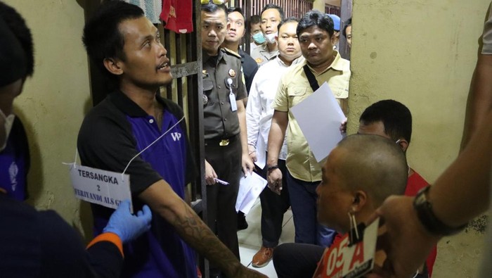 Rekonstruksi kasus tersangka pencabulan anak kandung tewas dikeroyok sesama tahanan di Polres Metro Depok.