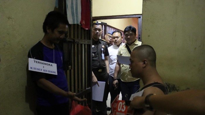 Rekonstruksi kasus tersangka pencabulan anak kandung tewas dikeroyok sesama tahanan di Polres Metro Depok.