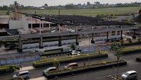 Sejumlah pekerja merenovasi terminal keberangkatan Bandara Sultan Baabullah Ternate di Kota Ternate, Maluku Utara, Kamis (21/9/2023).  