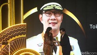 Selanjutnya, ada Ridwan Kamil, Gubernur Jawa Barat periode 2018-2023 meraih penghargaan detikcom Awards kategori Tokoh Ruang Terbuka Publik. Saat menjabat sebagai Gubernur, RK sapaan akrabnya telah memb angun puluhan ruang terbuka publik di Jabar.