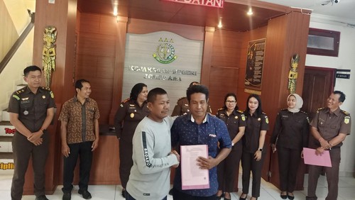 Kejaksaan Negeri (Kejari) Jembrana saat melaksanakan penghentian proses hukum dengan menerapkan keadilan restoratif kasus penganiayaan, Kamis (21/9/2023).