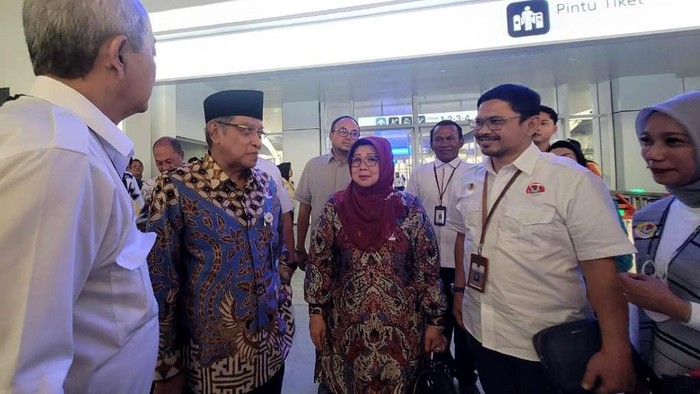 Said Aqil Ajak Masyarakat Gunakan Transportasi Massa Kereta Cepat Pemerintah menganjurkan pada masyarakat untuk menggunakan transportasi massa kereta cepat Jakarta-Bandung yang akan segera beroperasi.