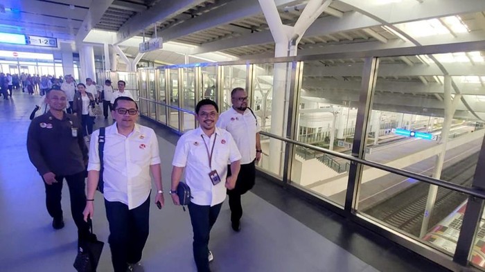 Pemerintah menganjurkan pada masyarakat untuk menggunakan transportasi massa kereta cepat Jakarta-Bandung yang akan segera beroperasi.