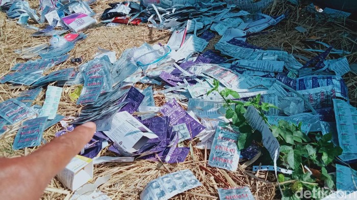 Sampah kemasan obat di tepi Jalan Raya Delanggu-Juwiring Klaten, Kamis (21/9/2023).