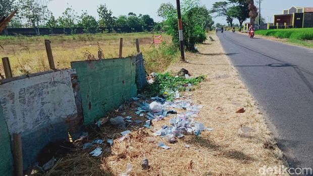 Sampah kemasan obat di tepi Jalan Raya Delanggu-Juwiring Klaten, Kamis (21/9/2023).