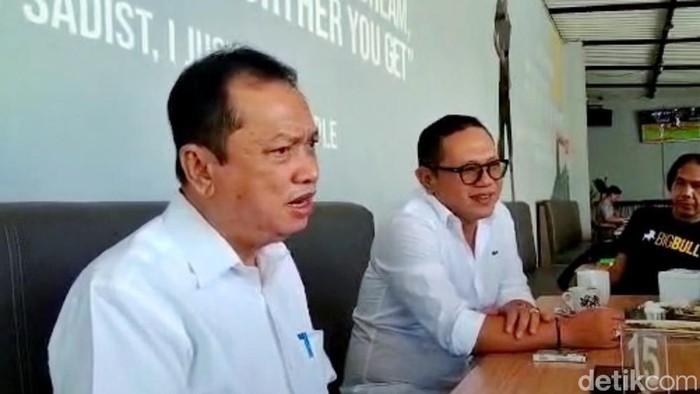 Sarimuda (kiri) didampingi kuasa hukumnya saat memberikan klarifikasi.