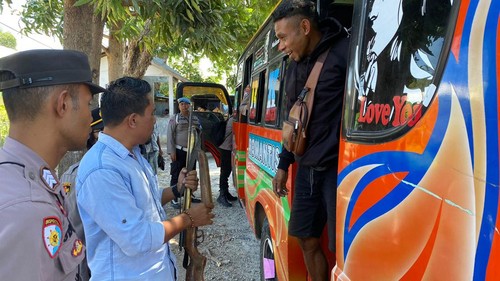 Satuan Tugas I Operasi Pekat Turangga Polda Nusa Tenggara Timur NTT saat mengamankan satu pucuk senapan angin dari penumpang bus tujuan Amfoang di Jalan Timor Raya, Kecamatan Kupang Tengah, Kabupaten Kupang, NTT. (Dok Humas Polda NTT).