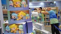 Maskot Asian Games ke-19 dipajang di toko suvenir di media center di Hangzhou. AP/Vincent Thian  