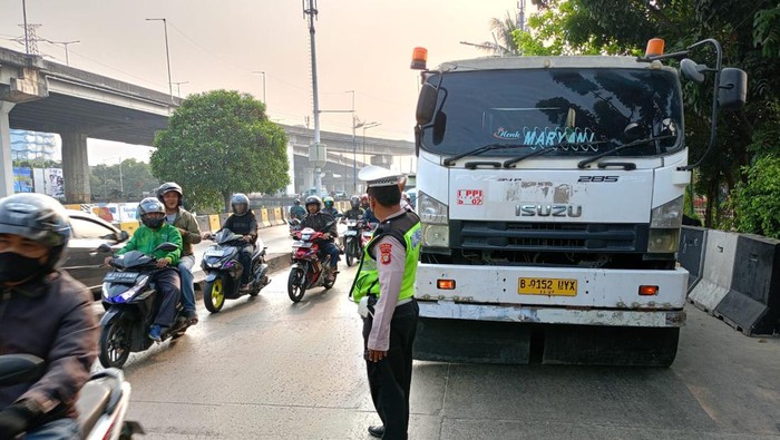 Semen Jatuh dari Truk di Jl Jembatan Goyang Jakut, Lalin Tersendat