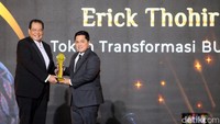 Founder and Chairman CT Corp Chairul Tanjung langsung memberikan penghargaan kepada Erick Thohir.