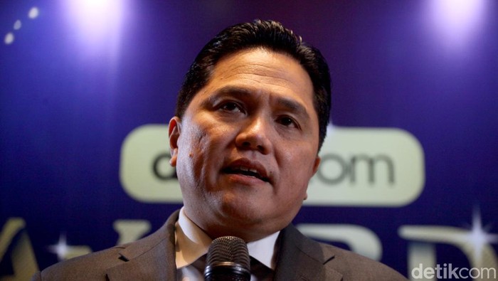 Semringah Erick Thohir Raih Penghargaan Tokoh Transformasi BUMN