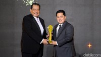 Ini momen saat Erick Thohir meraih penghargaan sebagai Tokoh Transformasi BUMN di ajang detikcom Awards 2023.