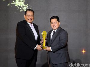 Semringah Erick Thohir Raih Penghargaan Tokoh Transformasi BUMN
