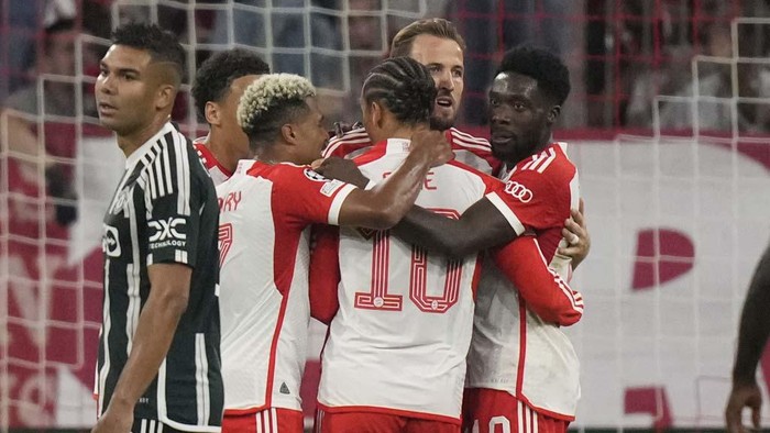Bayerns Leroy Sane, centre, celebrates after scoring his sides opening goal during the Champions League group A soccer match between Bayern Munich and Manchester United at the Allianz Arena stadium in Munich, Germany, Wednesday, Sept. 20, 2023. (AP Photo/Matthias Schrader)