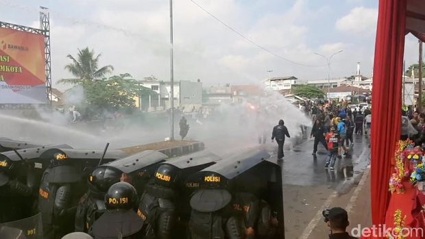 Simulasi dan pelatihan kontijensi sispamkota yang digelar Polres Tasikmalaya di Jalaj raya pemda Kabupaten Tasikmalaya Kamis (21/9/2023)