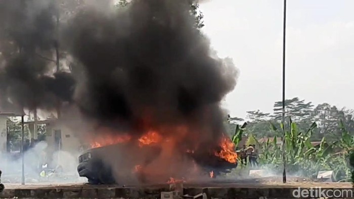 Simulasi dan pelatihan kontijensi sispamkota yang digelar Polres Tasikmalaya di Jalaj raya pemda Kabupaten Tasikmalaya Kamis (21/9/2023)