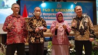 Perwakilan Direksi PT Biocare Sejahtera Iwan Rudi Setiawan, Peneliti Universitas Brawijaya Malang Joni Kusnadi, Ketua Asosiasi Lembaga Pemeriksa Halal Indonesia (ALPHI) Elvina A Rahayu dan Asisten Deputi Moderisasi Agama Menko PMK Thomas A Siregar saat meluncurkan Biocare pada acara FGD & Workshop Bersinergi Memperkuat Regulasi Ekosistem Halal untuk Perlindungan Konsumen Muslim di Jakarta, Kamis (21/9/2023). 