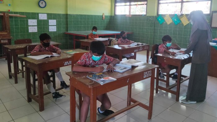 Siswa SD 2 Plesungan Karanganyar sekolah mengenakan masker lantaran terdampak asap kebakaran TPA Putri Cempo Solo, Kamis (21/9/2023).