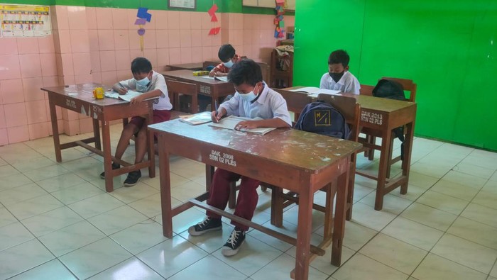 Siswa SD 2 Plesungan Karanganyar sekolah mengenakan masker lantaran terdampak asap kebakaran TPA Putri Cempo Solo, Kamis (21/9/2023).