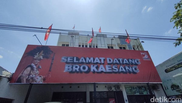 Potret Spanduk Selamat Datang Bro Kaesang Mejeng di Kantor PSI Solo